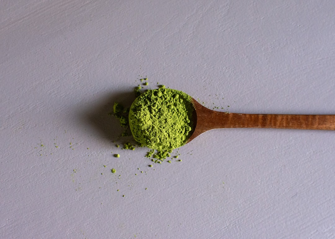 Matcha ecológico NaturaleBio servido sobre una cuchara de madera