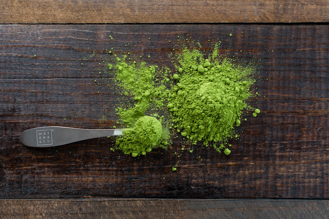 Matcha en polvo junto a los utensilios tradicionales de preparación