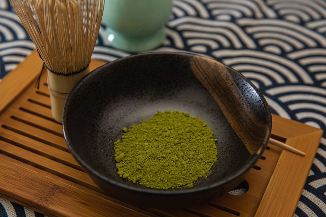 Primer plano del polvo de matcha ecológico recién tamizado