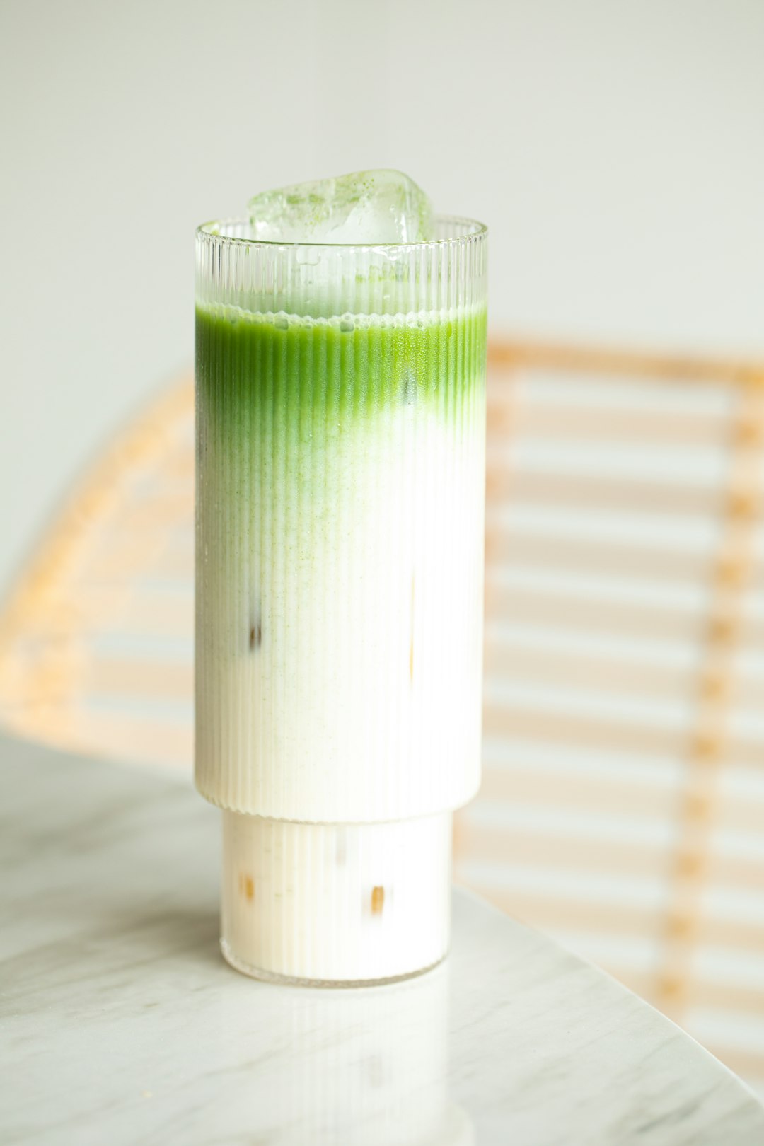 Matcha latte preparado con leche de avena